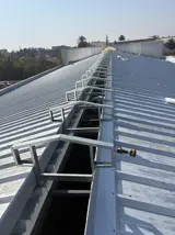 Detalle de sistema de ventilación lineal en techo industrial