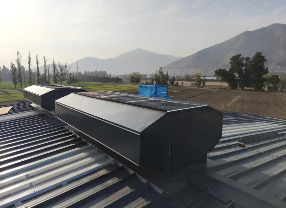 Ventilación lineal gravitacional instalada en cumbrera de galpón